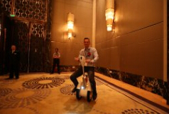 Il primo modello di questa serie è A3. Il suo aspetto o le prestazioni, Airwheel A3 è più alla moda e adatto alla città moderna.